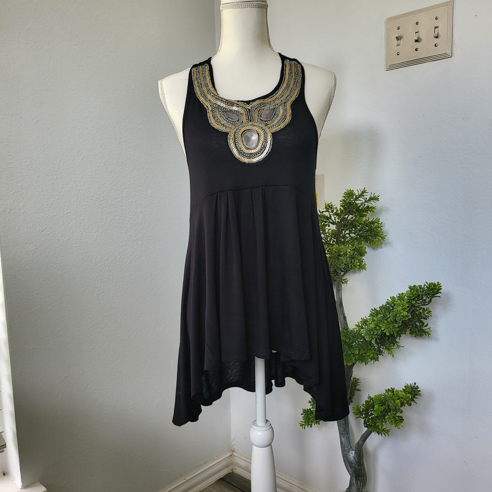 Star Scene Elegant Black Sleeveless Top with Gold Accents